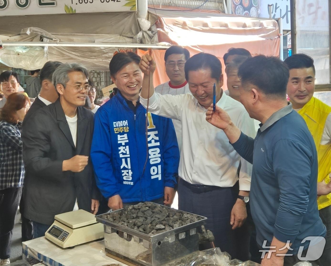 본문 이미지 - 정청래 더불어민주당 대표가 5일 조용익 부천시장 후보, 서영석·김기표 의원, 이재영 경기도의원 후보 등과 함께 부천 상동시장을 찾아 6·3 전국지방동시선거에 출마하는 민주당 후보들에 대한 지지를 호소했다./뉴스1