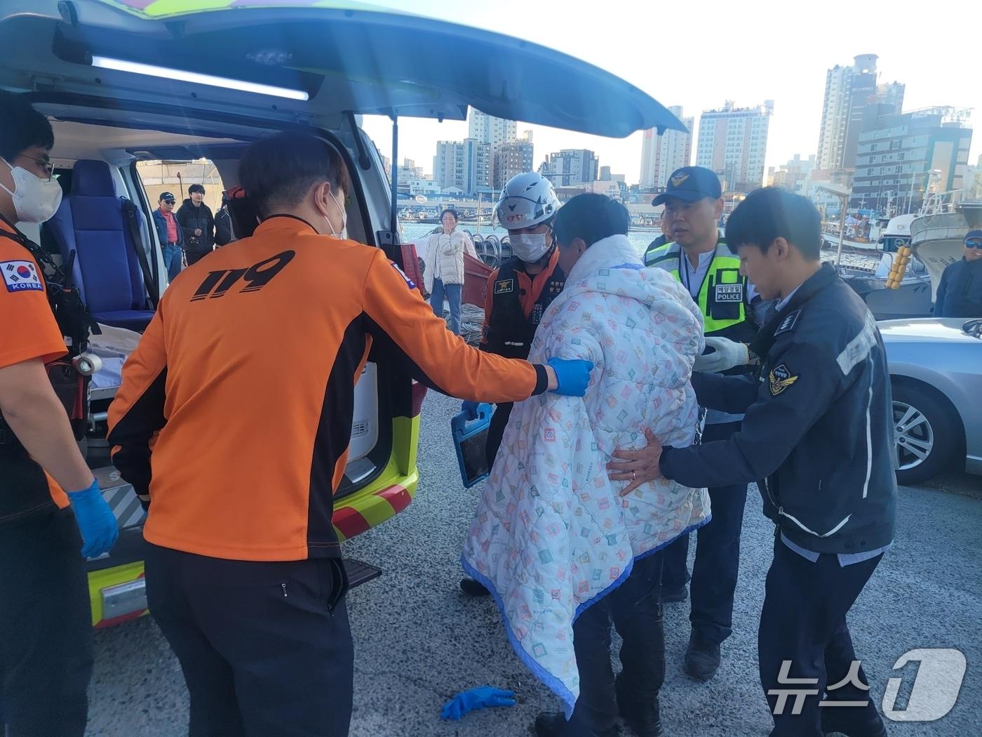 본문 이미지 - 5일 울산 앞바다에서 60대 남성이 술을 마신 뒤 물에 빠져 해양경찰에 구조됐다(울산해경 제공. 재판매 및 DB금지)/뉴스1