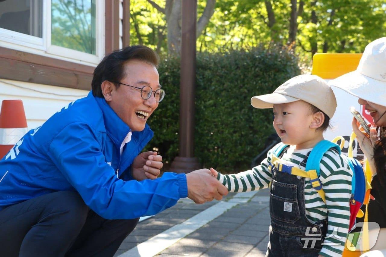 본문 이미지 - 전재수 더불어민주당 부산시장 후보는 5일 오후 부산시민공원에서 열린 '2026 어린이날 기념 어린이 문화한마당'을 찾아 시민들과 만났다. (더불어민주당 부산시당 제공. 재판매 및 DB금지)