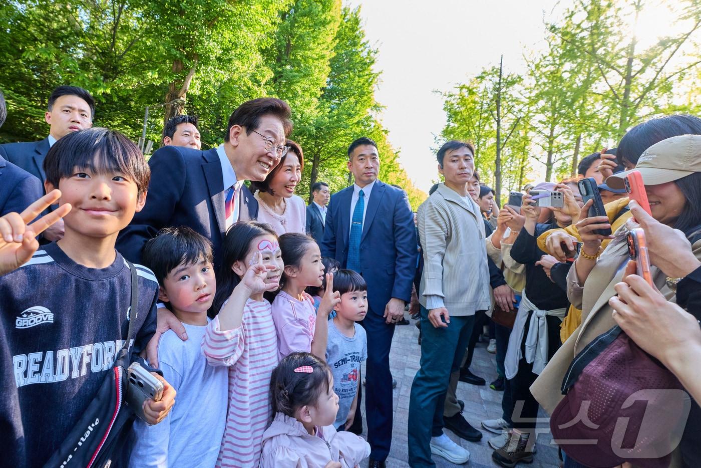 본문 이미지 - 이재명 대통령과 김혜경 여사가 어린이날인 5일 서울 어린이대공원을 방문해 어린이들과 기념촬영을 하고 있다. (청와대 제공. 재판매 및 DB 금지) 2026.5.5 ⓒ 뉴스1 허경 기자