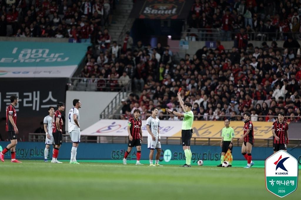 본문 이미지 - 서울과 안양의 경기 중 심판이 레드카드를 들어보이고 있다.(한국프로축구연맹 제공) 