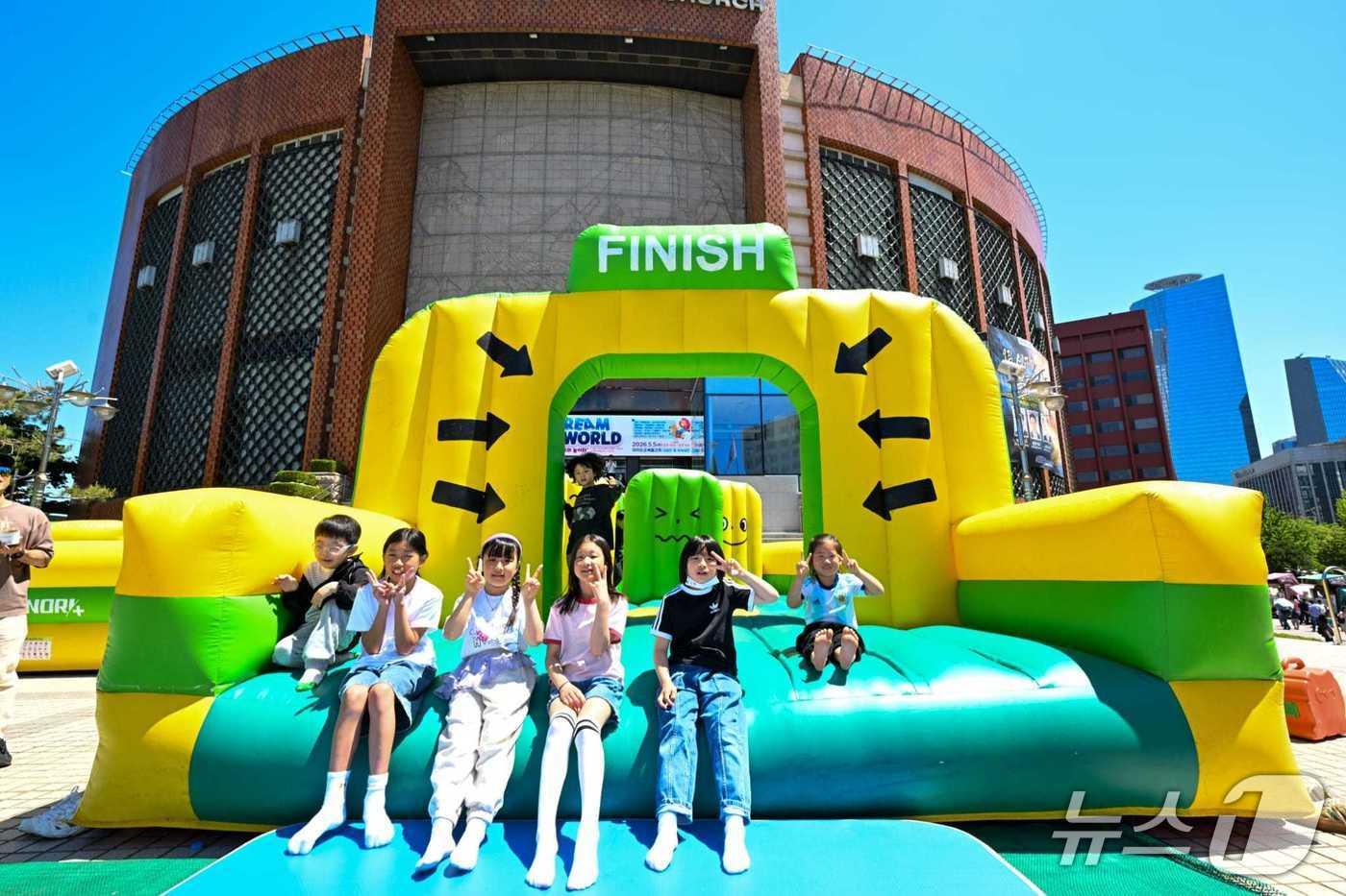 본문 이미지 - 여의도순복음교회 교회학교가 어린이날인 지난 5일 '2026 교회학교의 날' 행사를 열고 어린이와 학부모 4300여 명을 맞았다.