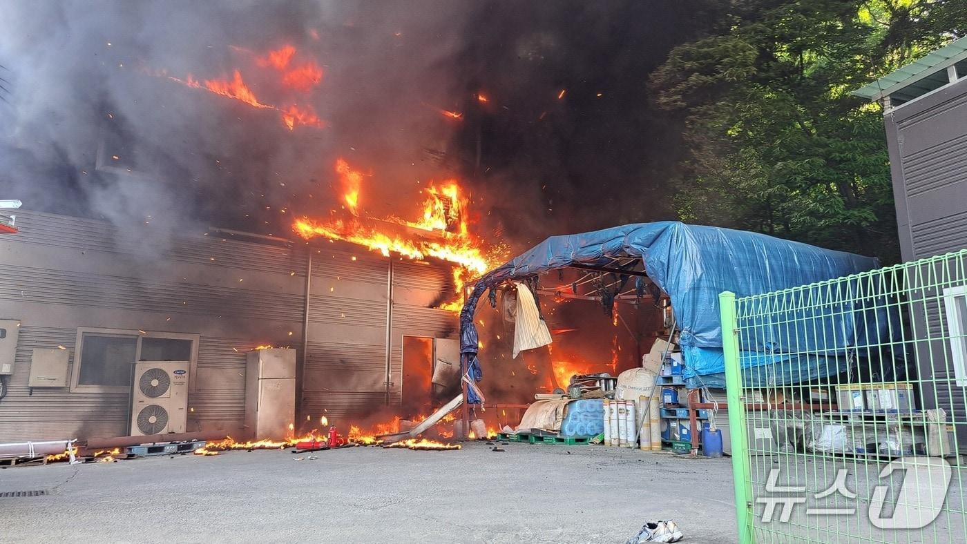 본문 이미지 - 5일 오후 3시 19분쯤 경북 고령군 성산면 한 종이 제품 제조공장에서 불이 나 소방 당국이 진화에 나섰다.(경북소방본부 제공. 재판매 및 DB 금지)2026.5.6/뉴스1