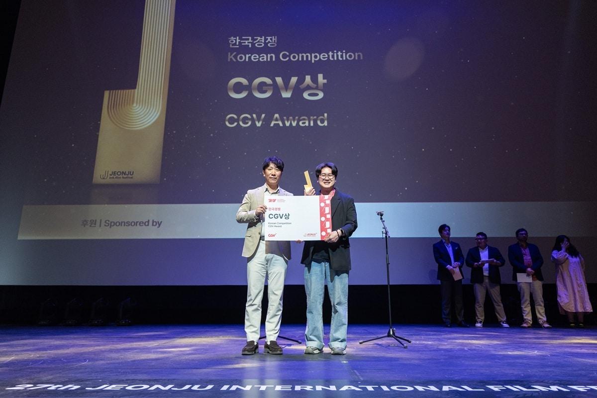 본문 이미지 - CGV상 수여 사진. 왼쪽부터 CGV 고재수 시네마사업본부장 고승현 감독(전주국제영화제 제공)