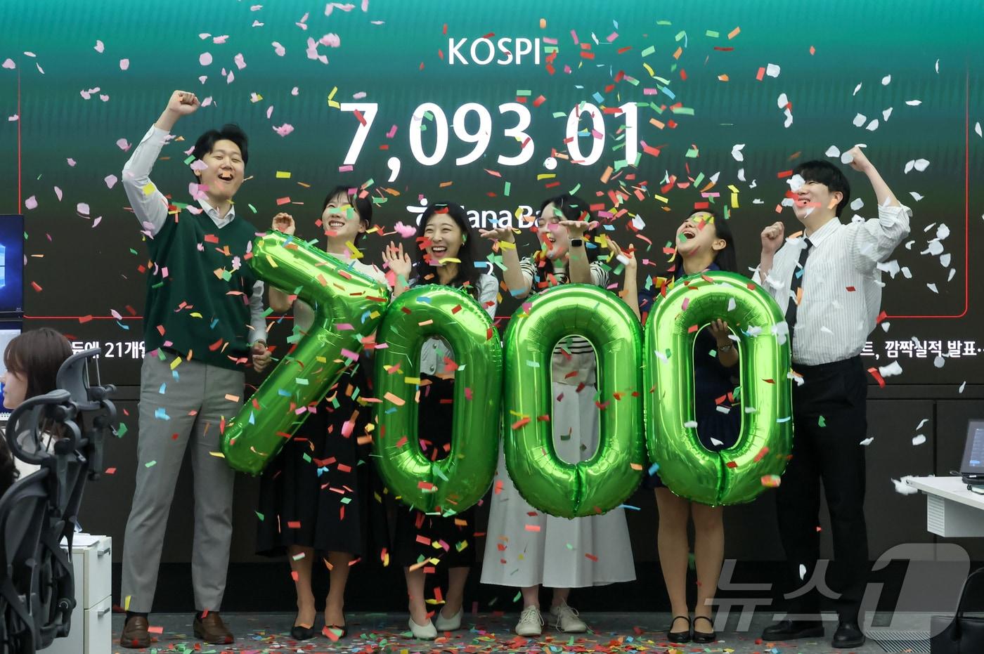 본문 이미지 - 코스피가 7000을 돌파한 6일 서울 중구 하나은행 본점 딜링룸에서 직원들이 축하 세리모니를 하고 있다. 2026.5.6 ⓒ 뉴스1 이종수 인턴기자