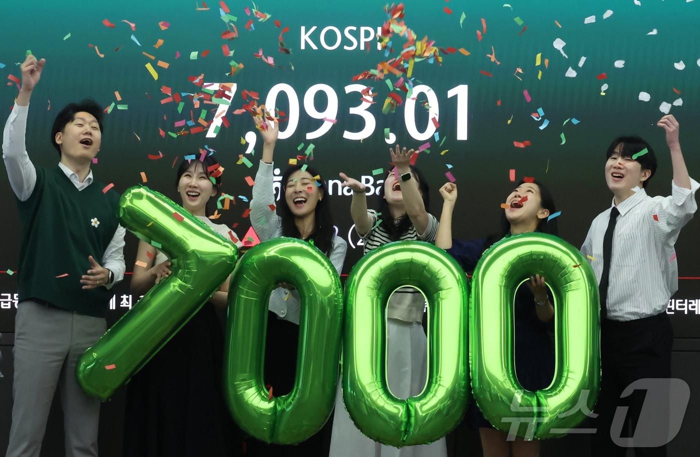 본문 이미지 - 코스피가 7000을 돌파한 6일 서울 중구 하나은행 본점 딜링룸에서 직원들이 축하 세리모니를 하고 있다. 2026.5.6 ⓒ 뉴스1 이종수 인턴기자