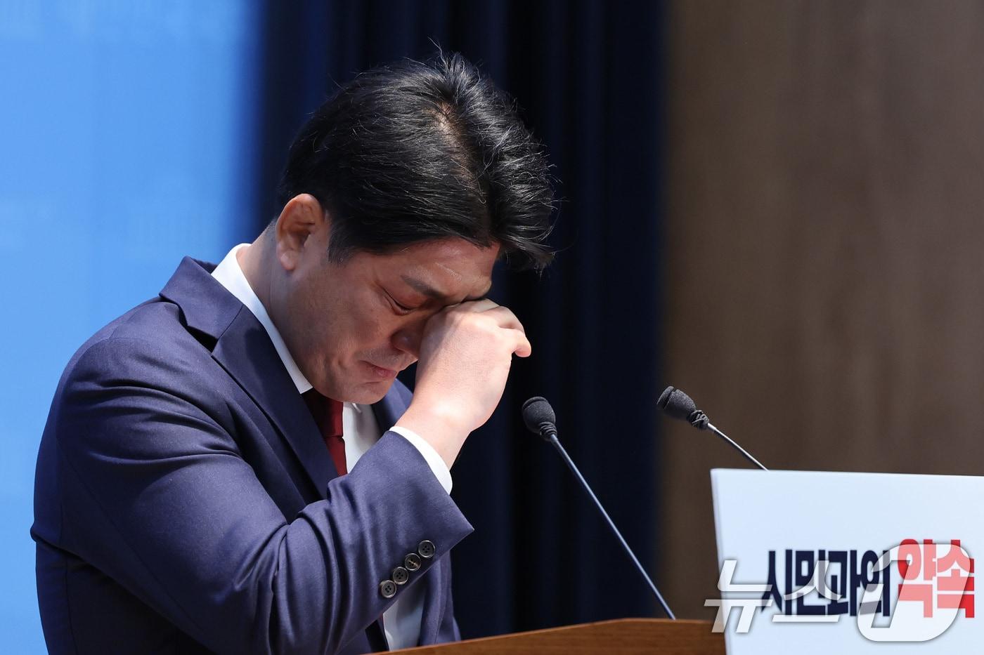 본문 이미지 - 이용 전 국민의힘 의원이 6일 서울 여의도 국회 소통관에서 하남갑 국회의원 보궐선거 출마선언을 하며 눈물을 훔치고 있다. 2026.5.6 ⓒ 뉴스1 신웅수 기자