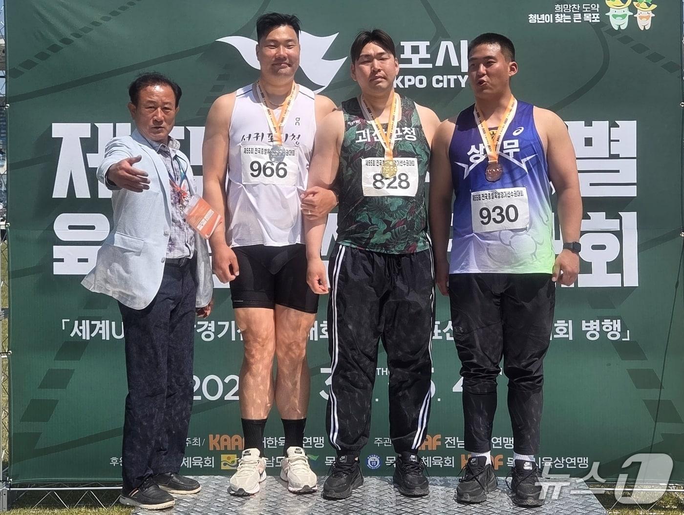 본문 이미지 - 괴산군청 육상팀 김동혁(오른쪽에서 두번째)(자료사진)
