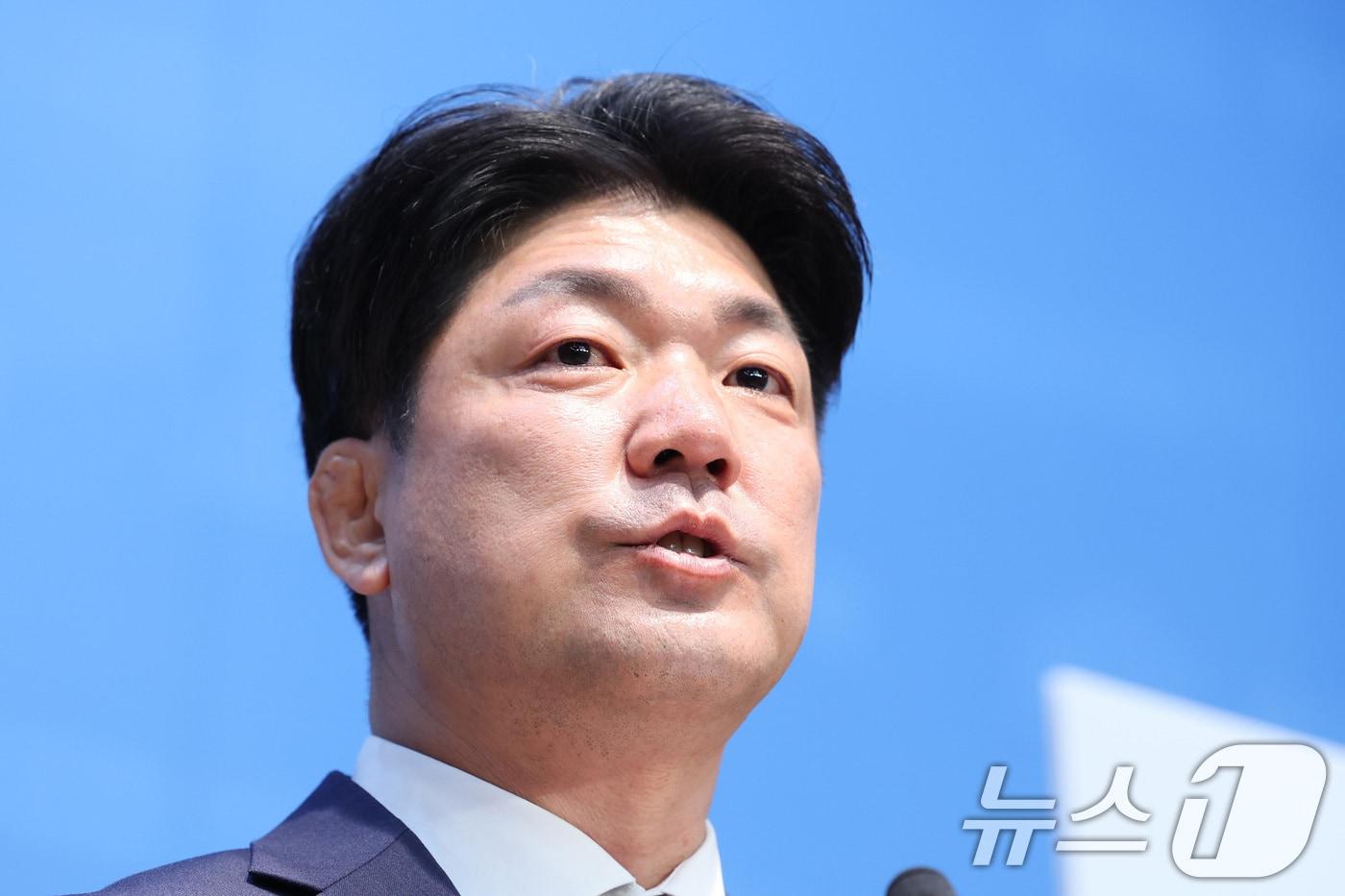 본문 이미지 - 이용 전 국민의힘 의원이 6일 서울 여의도 국회 소통관에서 하남갑 국회의원 보궐선거 출마 선언을 하고 있다. 2026.5.6 ⓒ 뉴스1 신웅수 기자