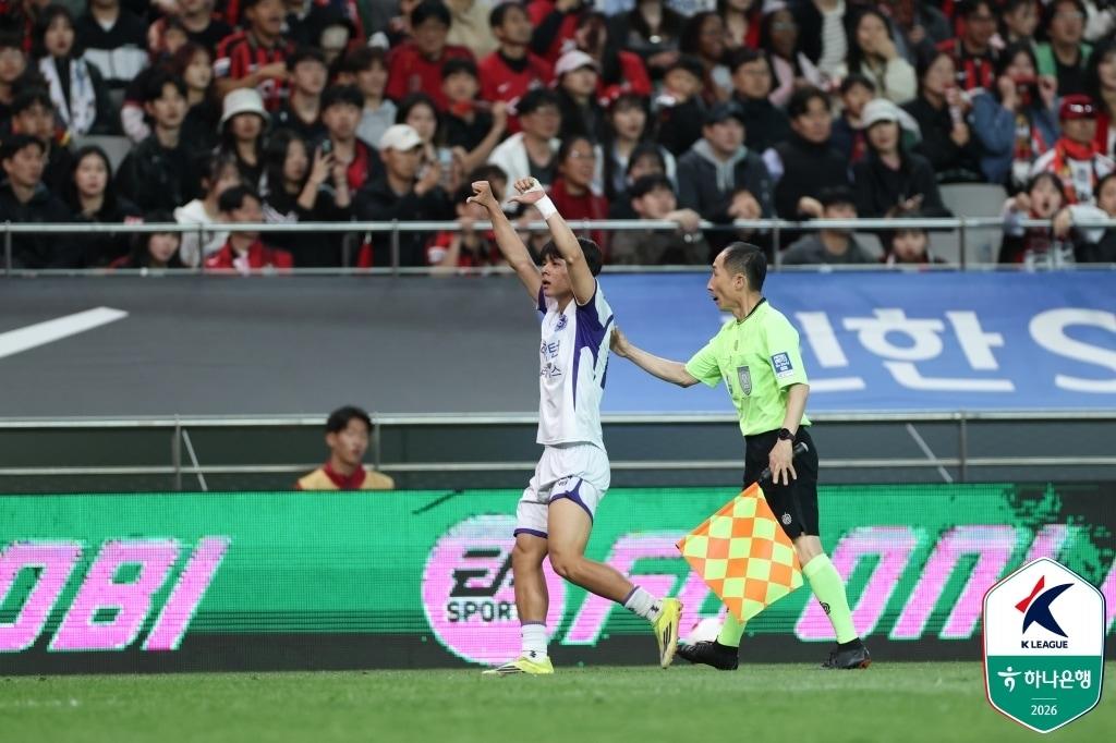 본문 이미지 - 상대 팬들을 향해 엄지 손가락을 내리는 김강(한국프로축구연맹 제공) 