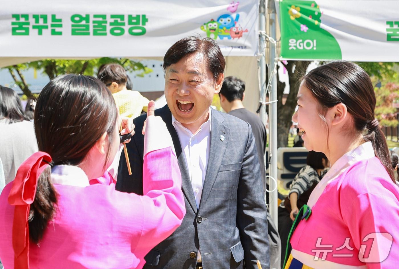 본문 이미지 - 김관영 전북지사가 5일 열린 '어린이날  대축제'에 참석해 환한 웃음을 보이고 있다.(전북도 제공. 재판매 및 DB금지)/뉴스1 