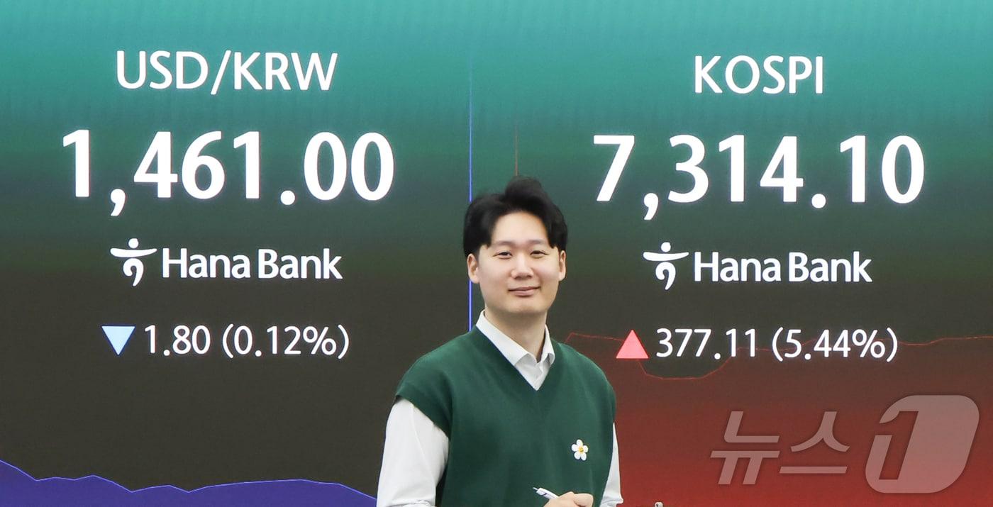 본문 이미지 - 코스피가 장중 7000피를 돌파한 6일 서울 중구 하나은행 딜링룸 전광판에 코스피와 원·달러 환율이 표시돼 있다. 2026.5.6 ⓒ 뉴스1 이종수 인턴기자