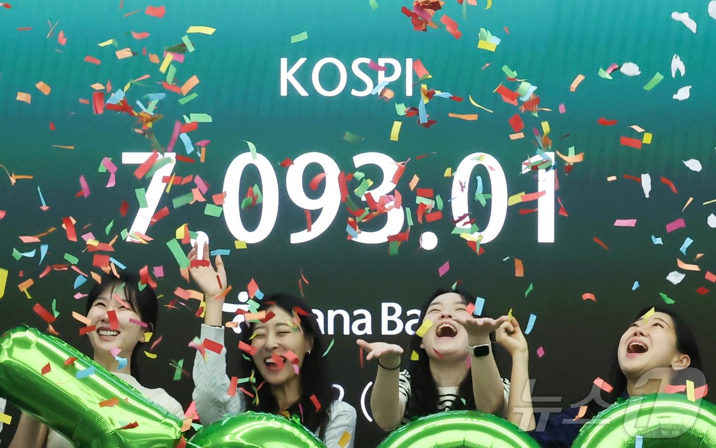본문 이미지 - 코스피가 7000을 돌파한 6일 서울 중구 하나은행 본점 딜링룸에서 직원들이 축하 세리모니를 하고 있다. 2026.5.6 ⓒ 뉴스1 이종수 인턴기자