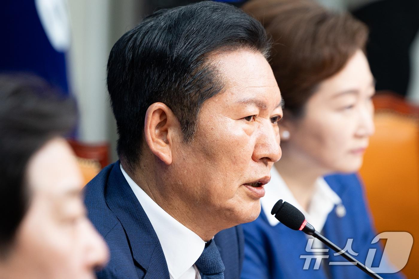 본문 이미지 - 정청래 더불어민주당 대표가 6일 서울 여의도 국회에서 열린 최고위원회의에서 모두 발언을 하고 있다. 2026.5.6 ⓒ 뉴스1 유승관 기자