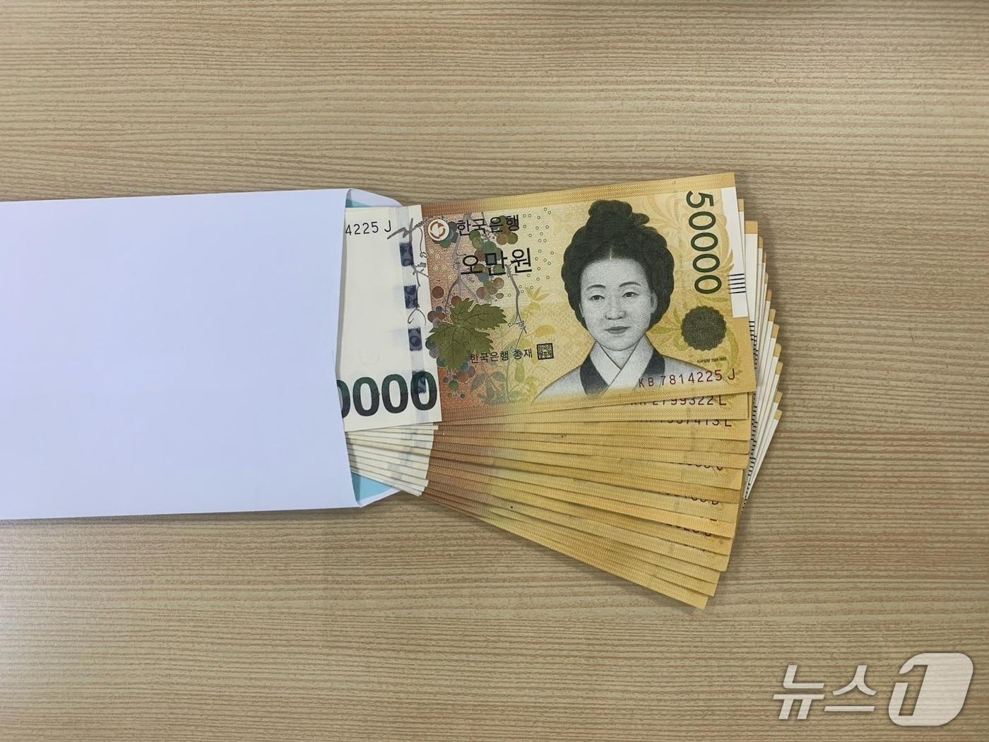 본문 이미지 - 대전 서구 도안동행정복지센터에서 익명의 기부자가 100만원을 기탁했다. (서구 제공. 재판매 및 DB금지)/뉴스1