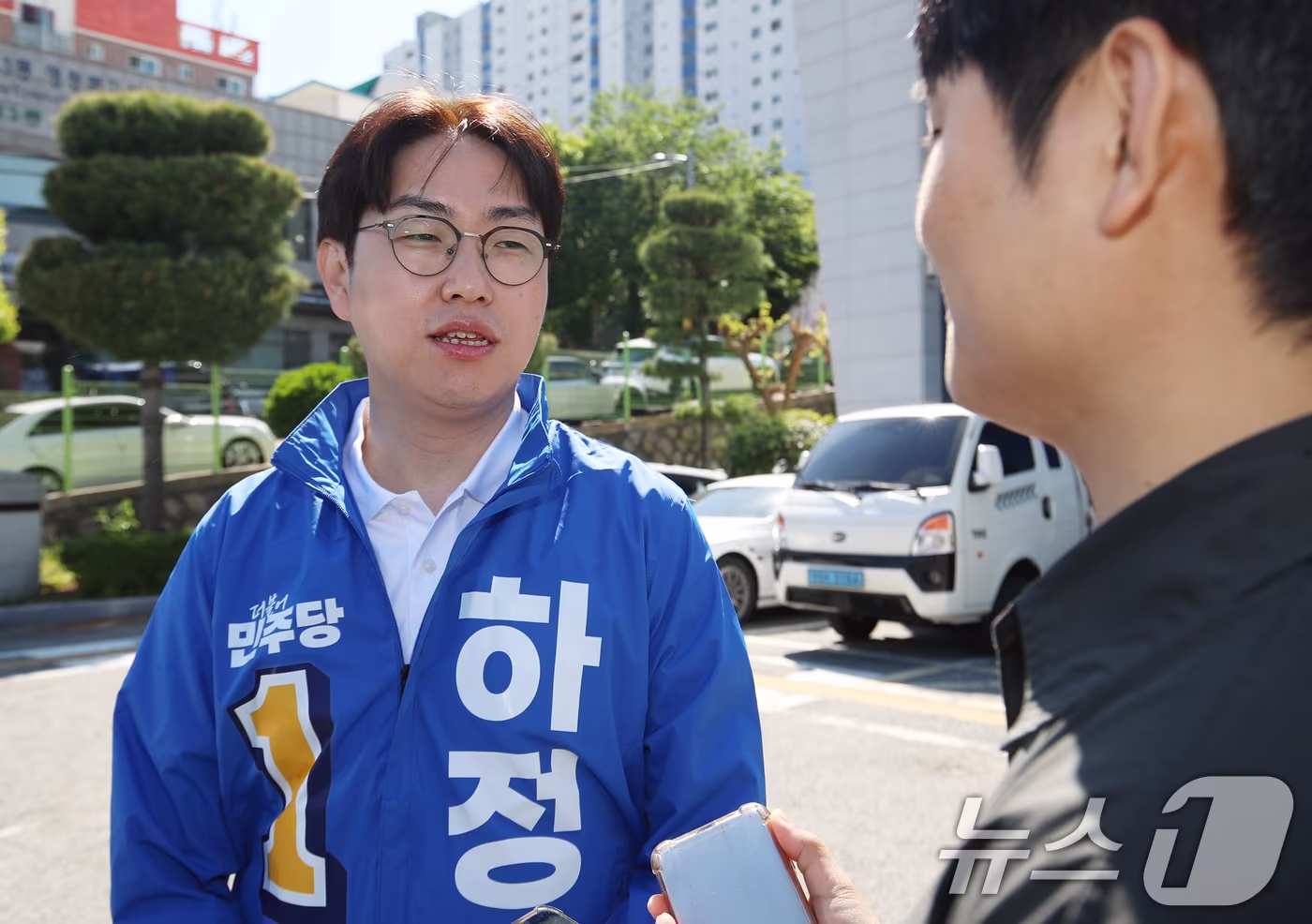 본문 이미지 - 6·3 국회의원 보궐선거 부산 북갑 하정우 더불어민주당 후보가 6일 오전 부산 북구 북구선거관리위원회에서 예비후보 등록을 마친 뒤 취재진 질문에 답하고 있다. 2026.5.6 ⓒ 뉴스1 윤일지 기자