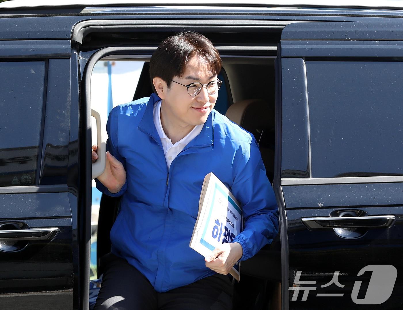 본문 이미지 - 6·3 국회의원 보궐선거 부산 북갑 하정우 더불어민주당 후보가 6일 오전 예비후보 등록을 위해 부산 북구 북구선거관리위원회로 들어서고 있다. 2026.5.6 ⓒ 뉴스1 윤일지 기자