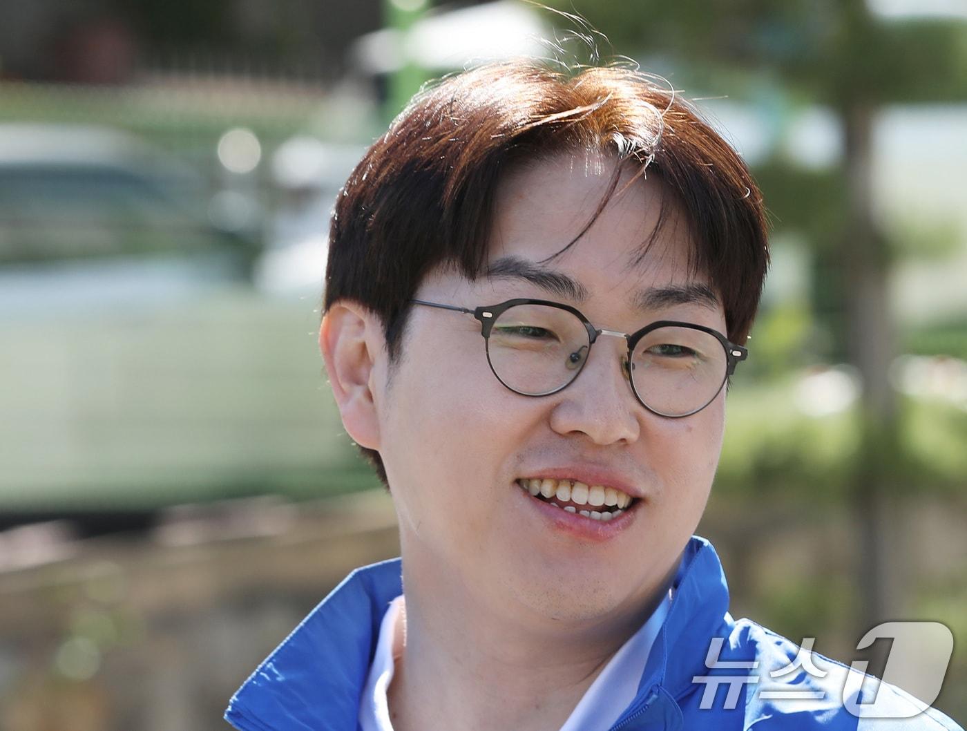 본문 이미지 - 6·3 국회의원 보궐선거 부산 북갑 하정우 더불어민주당 후보가 지난 6일 오전 부산 북구 북구선거관리위원회에서 예비후보 등록을 마친 뒤 취재진 질문에 답하고 있다. 2026.5.6 ⓒ 뉴스1 윤일지 기자