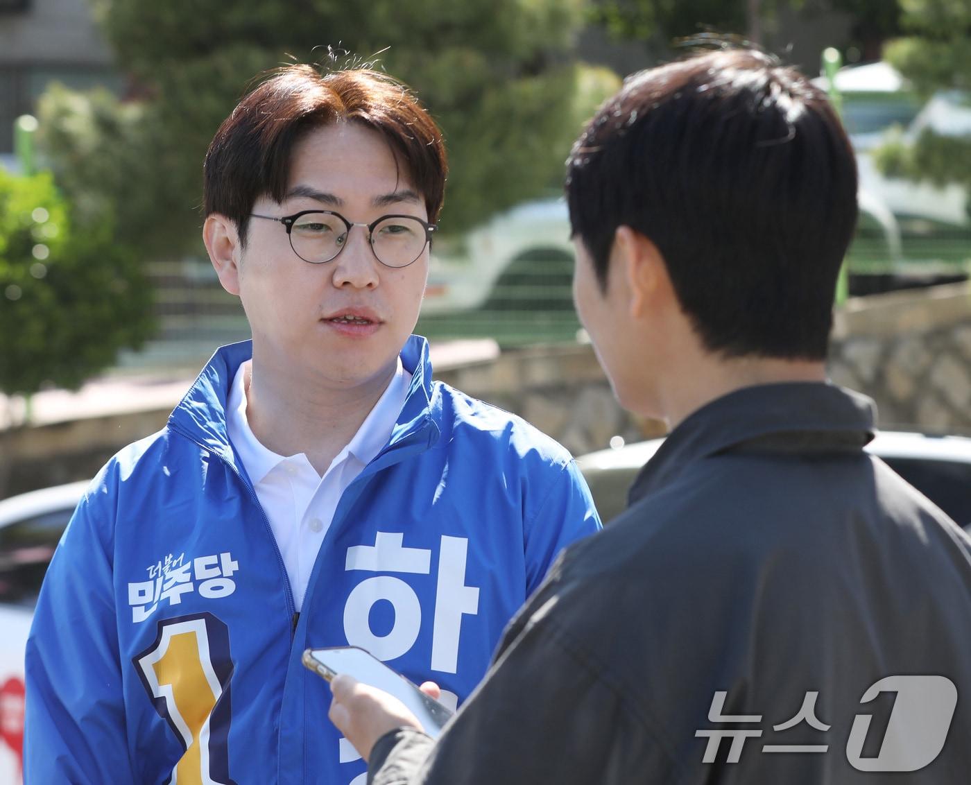 본문 이미지 - 6·3 국회의원 보궐선거 부산 북갑 하정우 더불어민주당 후보가 6일 오전 부산 북구 북구선거관리위원회에서 예비후보 등록을 마친 뒤 취재진 질문에 답하고 있다. 2026.5.6 ⓒ 뉴스1 윤일지 기자