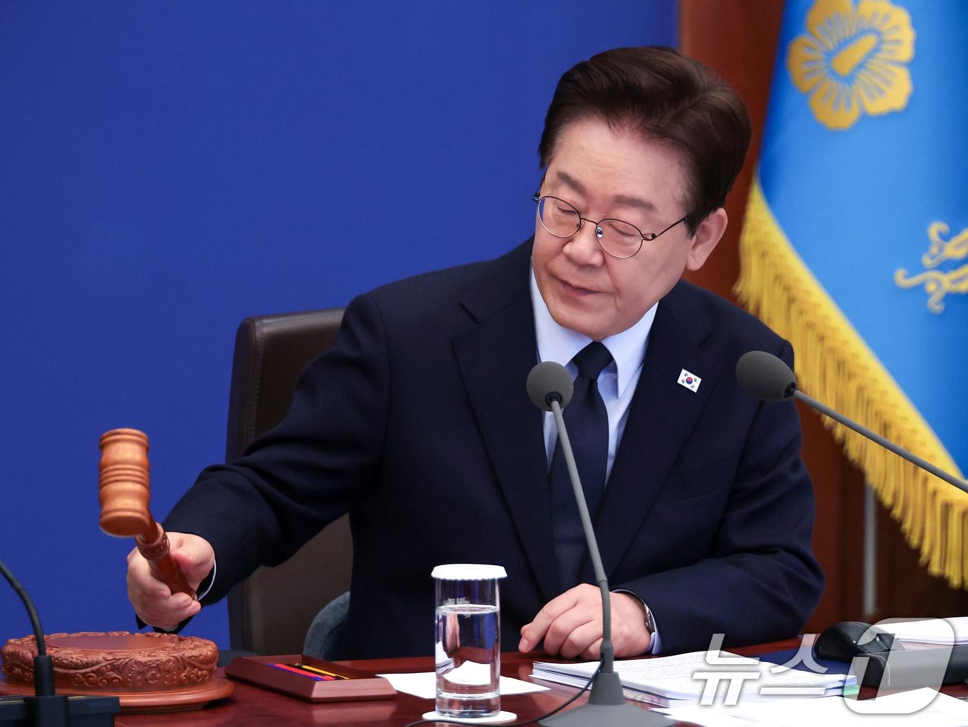 본문 이미지 - 이재명 대통령이 지난 6일 청와대에서 열린 제20회 국무회의 겸 제7차 비상경제점검회의에서 의사봉을 두드리고 있다. (청와대통신사진기자단) 2026.5.6 ⓒ 뉴스1 이재명 기자