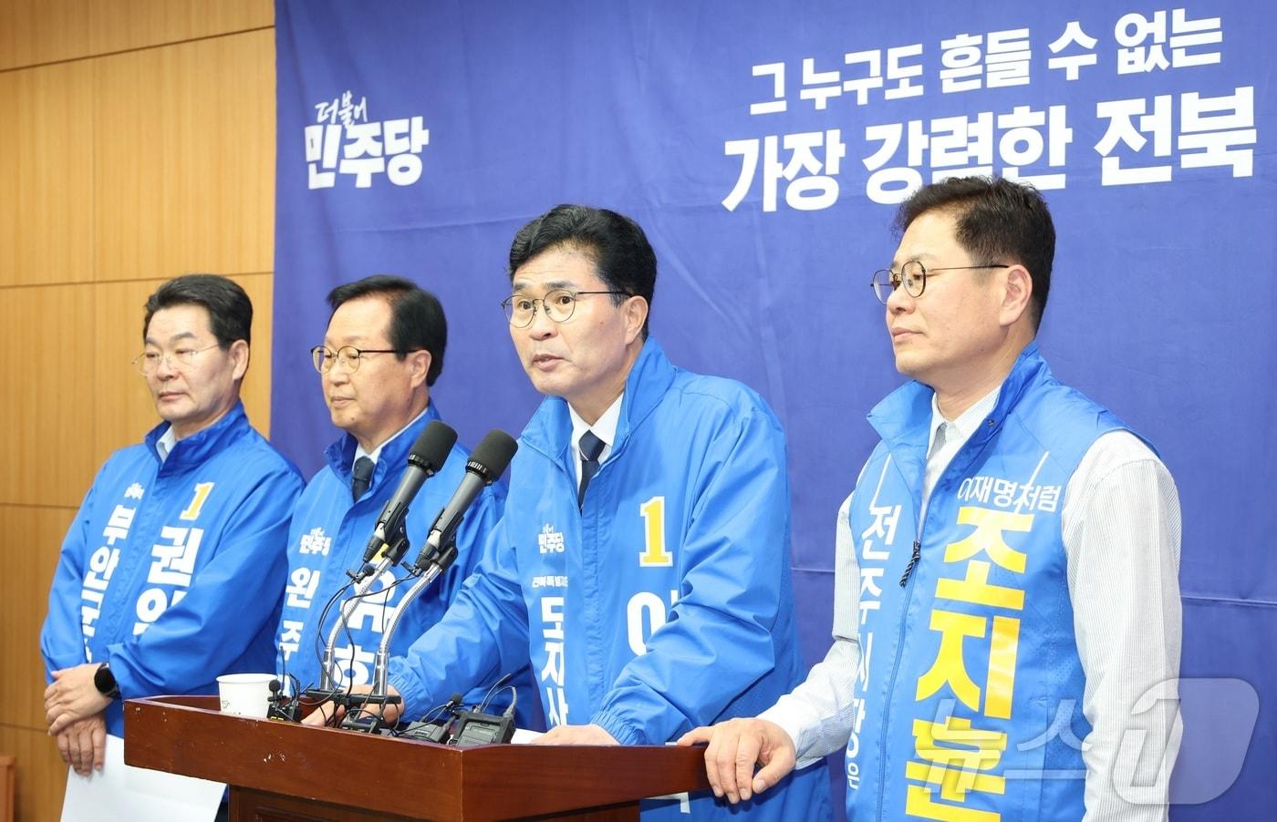 본문 이미지 - 더불어민주당 지방선거 예비후보들이 6일 전북 전주시 전북특별자치도의회에서 동학 관련 정책 기자회견을 하고 있다. 왼쪽부터 권익현 부안군수 예비후보, 유희태 완주군수 예비후보, 이원택 전북도지사 예비후보, 조지훈 전주시장 예비후보. 2026.5.6 ⓒ 뉴스1 유경석 기자