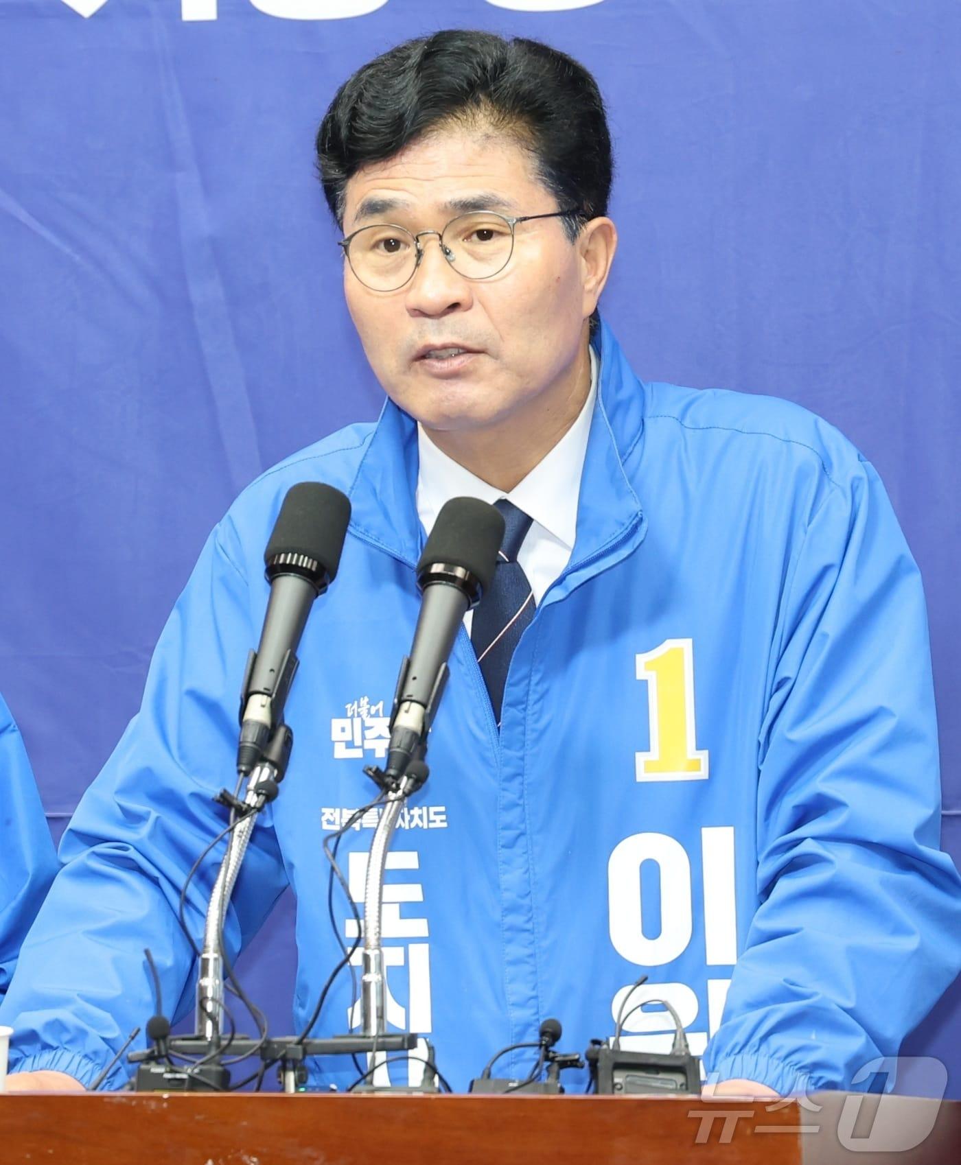 본문 이미지 - 이원택 더불어민주당 전북도지사 예비후보가 6일 전북 전주시 전북특별자치도의회에서 동학 관련 정책 기자회견을 열고 발언을 하고 있다. 2026.5.6 ⓒ 뉴스1 유경석 기자