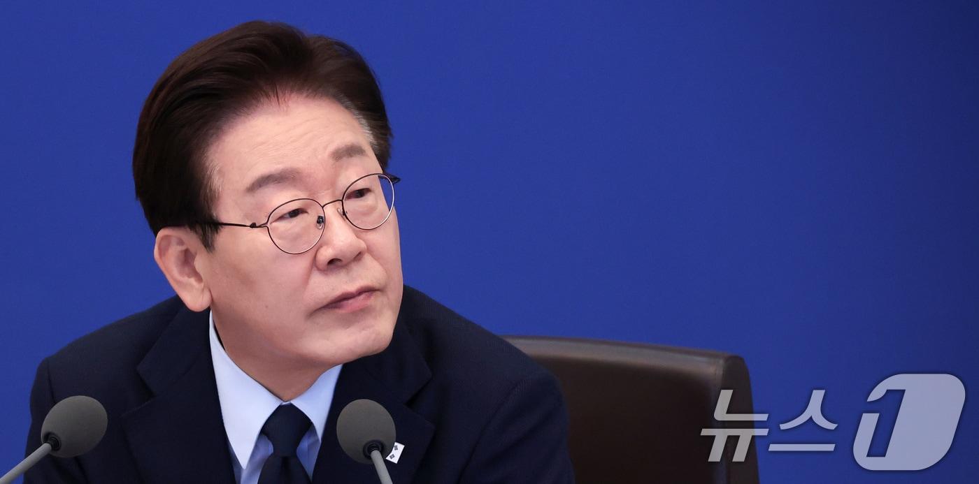 본문 이미지 - 이재명 대통령이 6일 청와대에서 열린 비상경제점검회의 겸 국무회의에서 국무위원의 발언을 경청하고 있다. (청와대통신사진기자단) 2026.5.6 ⓒ 뉴스1 허경 기자