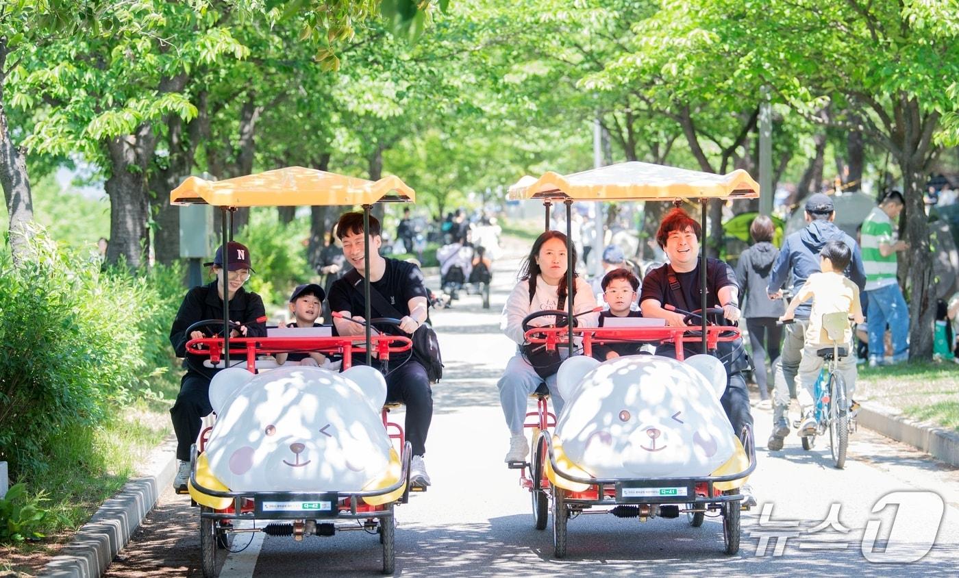 본문 이미지 - 구미시 동락공원에서 시민들이 캐릭터 자전거를 타며 즐거운 시간을 보내고 있다.(구미시 제공. 재판매 및 DB금지)/뉴스1