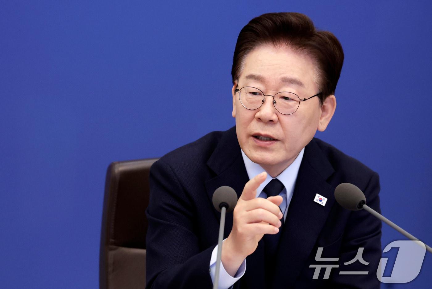 본문 이미지 - 이재명 대통령이 6일 청와대에서 열린 제20회 국무회의 겸 제7차 비상경제점검회의에서 발언을 하고 있다. (청와대통신사진기자단) 2026.5.6 ⓒ 뉴스1 이재명 기자
