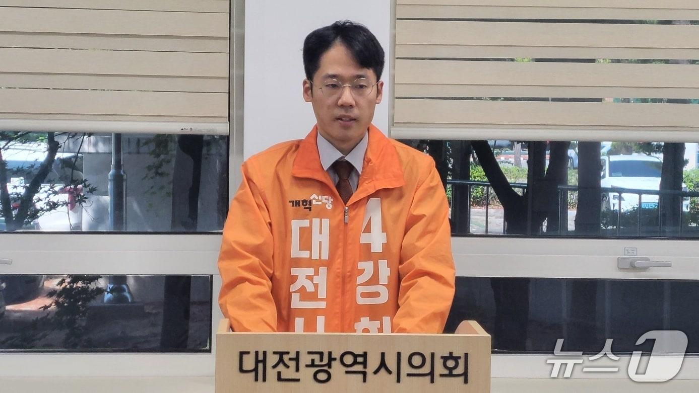본문 이미지 - 개혁신당 강희린 대전시장 후보가 6일 오전 시의회 기자실에서 회견을 하고 있다. (박종명 기자) / 뉴스1
