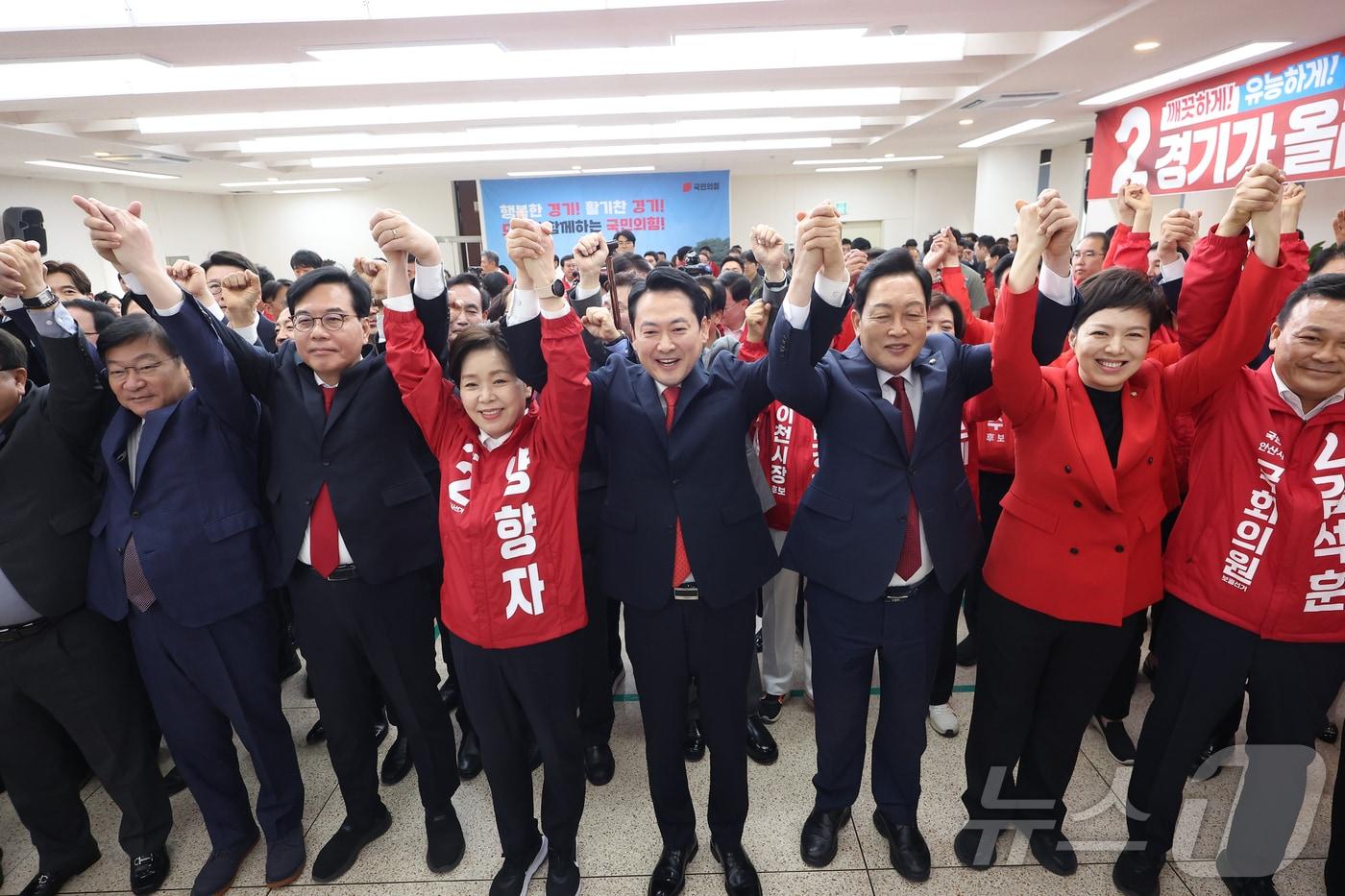 본문 이미지 - 장동혁 국민의힘 대표가 6일 경기 수원 경기도당에서 열린 경기도당 필승결의대회에서 참석자들과 포즈를 취하고 있다. (공동취재) 2026.5.6 ⓒ 뉴스1 황기선 기자