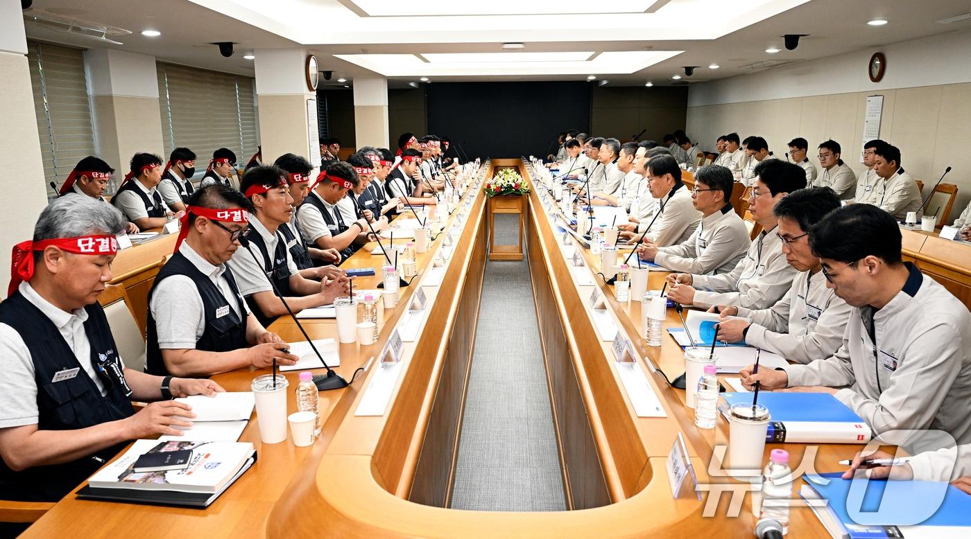본문 이미지 - 현대자동차 노사 관계자들이 6일 현대차 울산공장 본관 동행룸에서 2026년 임금협상 상견례를 하고 있다. (현대차 제공. 재판매 및 DB 금지) 2026.5.6 ⓒ 뉴스1 