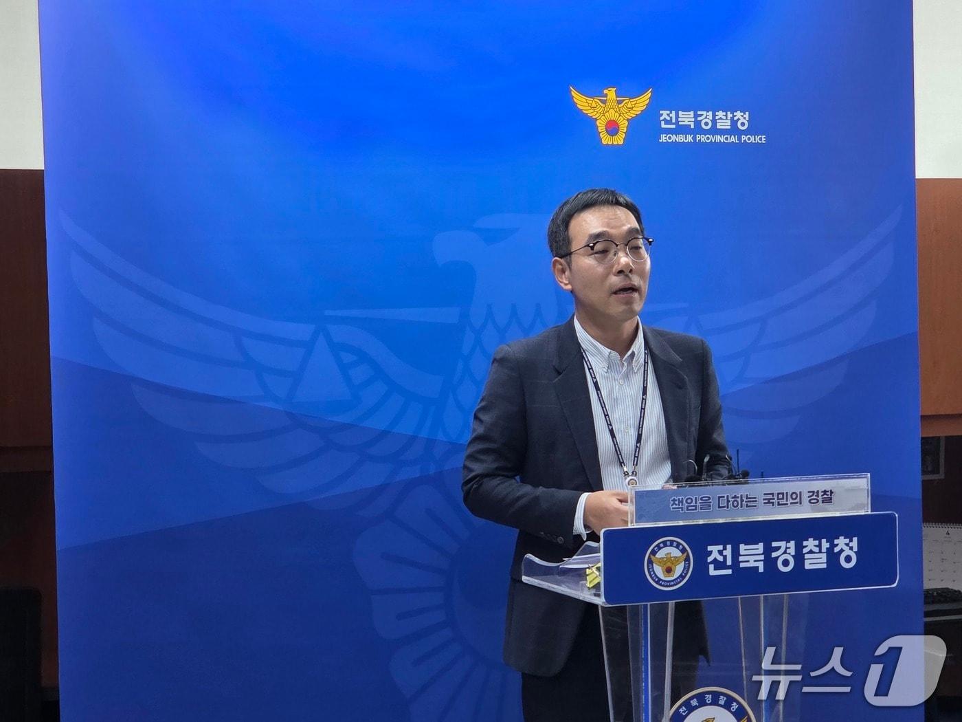 본문 이미지 - 6일 오전 10시께 전북경찰청 기자실에서 유성민 형사기동대 2팀장이 사건 브리핑을 하고 있다.2026.5.6/뉴스1 문채연 기자