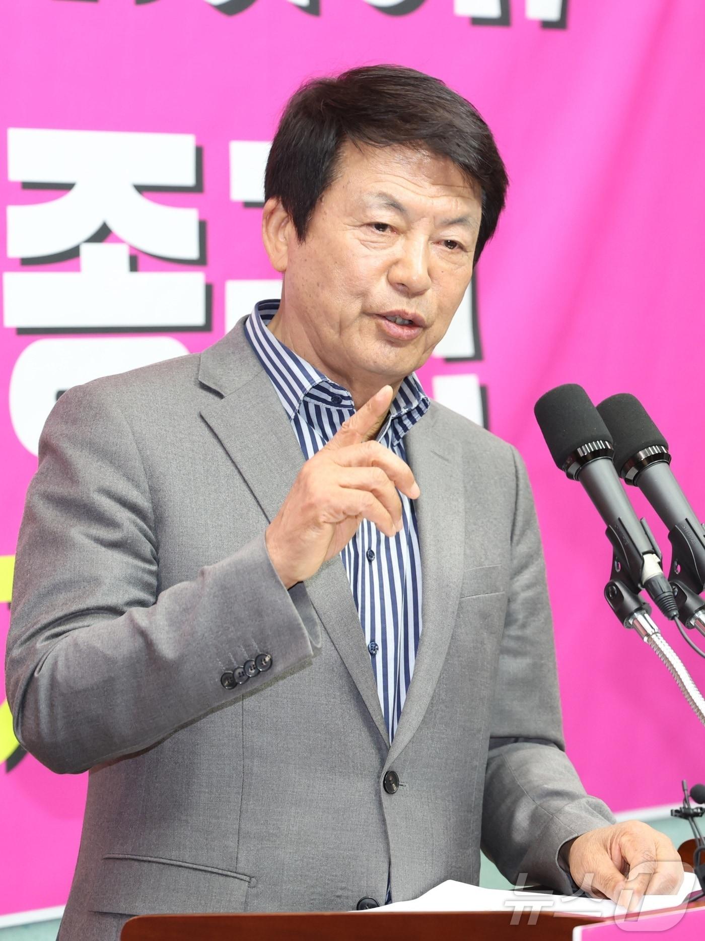 본문 이미지 - 김종규 전 부안군수가 6일 전북 전주시 전북특별자치도의회에서 기자회견을 열고 부안군수 출마 선언을 하고 있다. ⓒ 뉴스1 유경석 기자