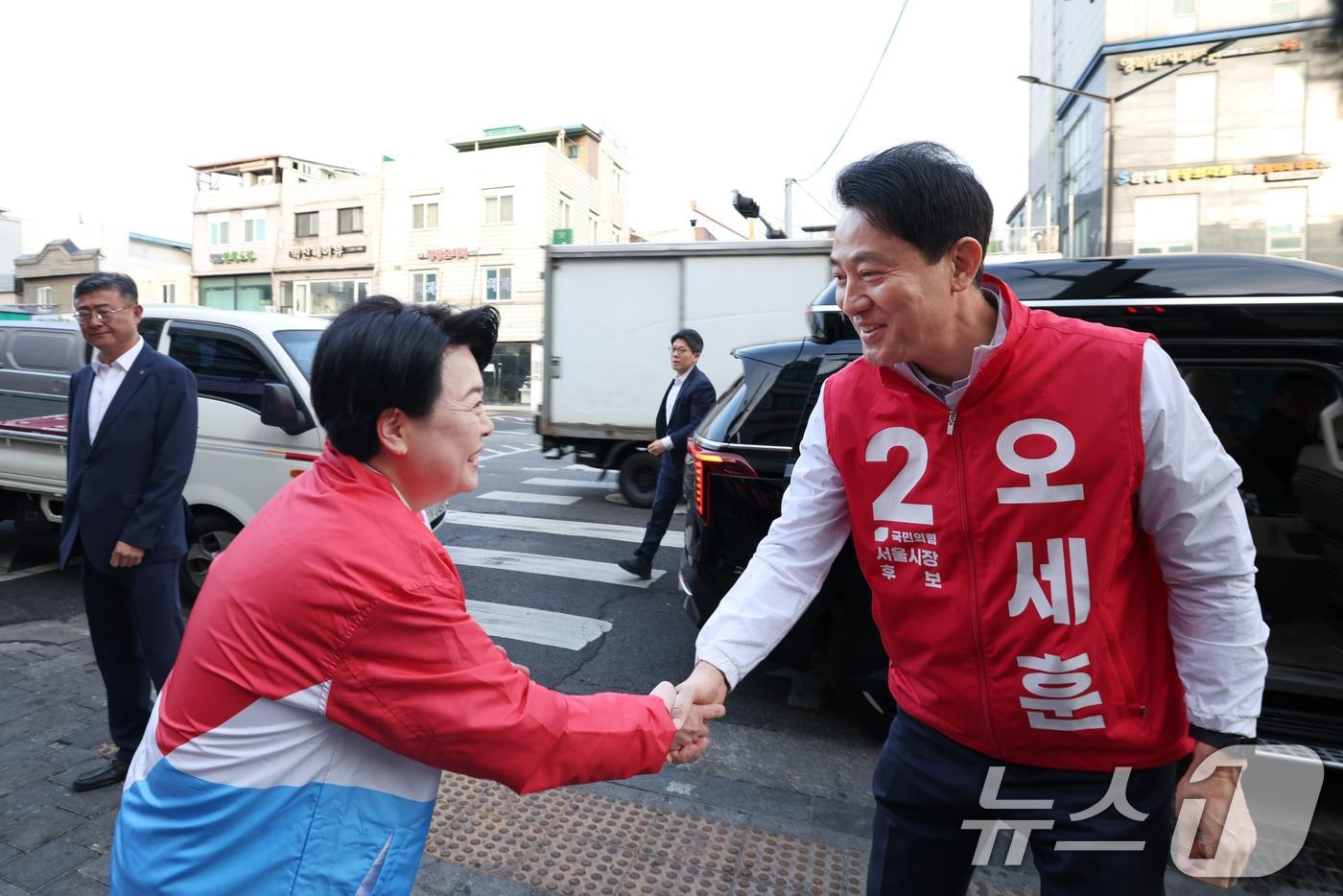 본문 이미지 - 오세훈 국민의힘 서울시장 후보가 지난 6일 서울 성동구 마장축산물시장을 방문하며 윤희숙 공동선대위원장과 인사하고 있다. (오세훈 후보 캠프 제공. 재판매 및 DB 금지) 2026.5.6 ⓒ 뉴스1 신웅수 기자