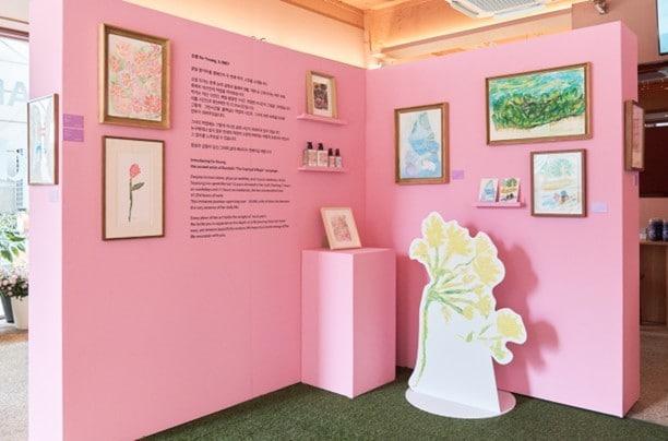 본문 이미지 - '향기마을 캠페인(The Scented Village)' 시즌 2 전시 전경. (쿤달 제공)
