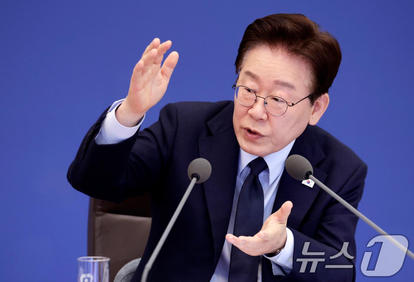 본문 이미지 - 이재명 대통령이 6일 청와대에서 열린 제20회 국무회의 겸 제7차 비상경제점검회의에서 발언을 하고 있다. (청와대통신사진기자단) 2026.5.6 ⓒ 뉴스1 이재명 기자