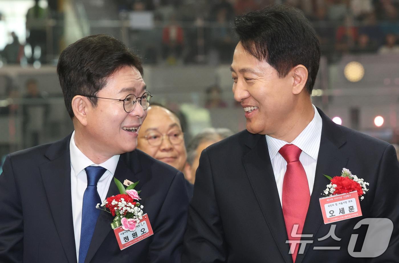 본문 이미지 - 정원오 더불어민주당 서울시장 후보와 오세훈 국민의힘 서울시장 후보가 6일 서울 중구 장충체육관에서 열린 대한노인회 서울시연합회 제54회 어버이날 기념행사에서 가슴에 카네이션을 단 채 대화를 나누고 있다. 2026.5.6 ⓒ 뉴스1 오대일 기자