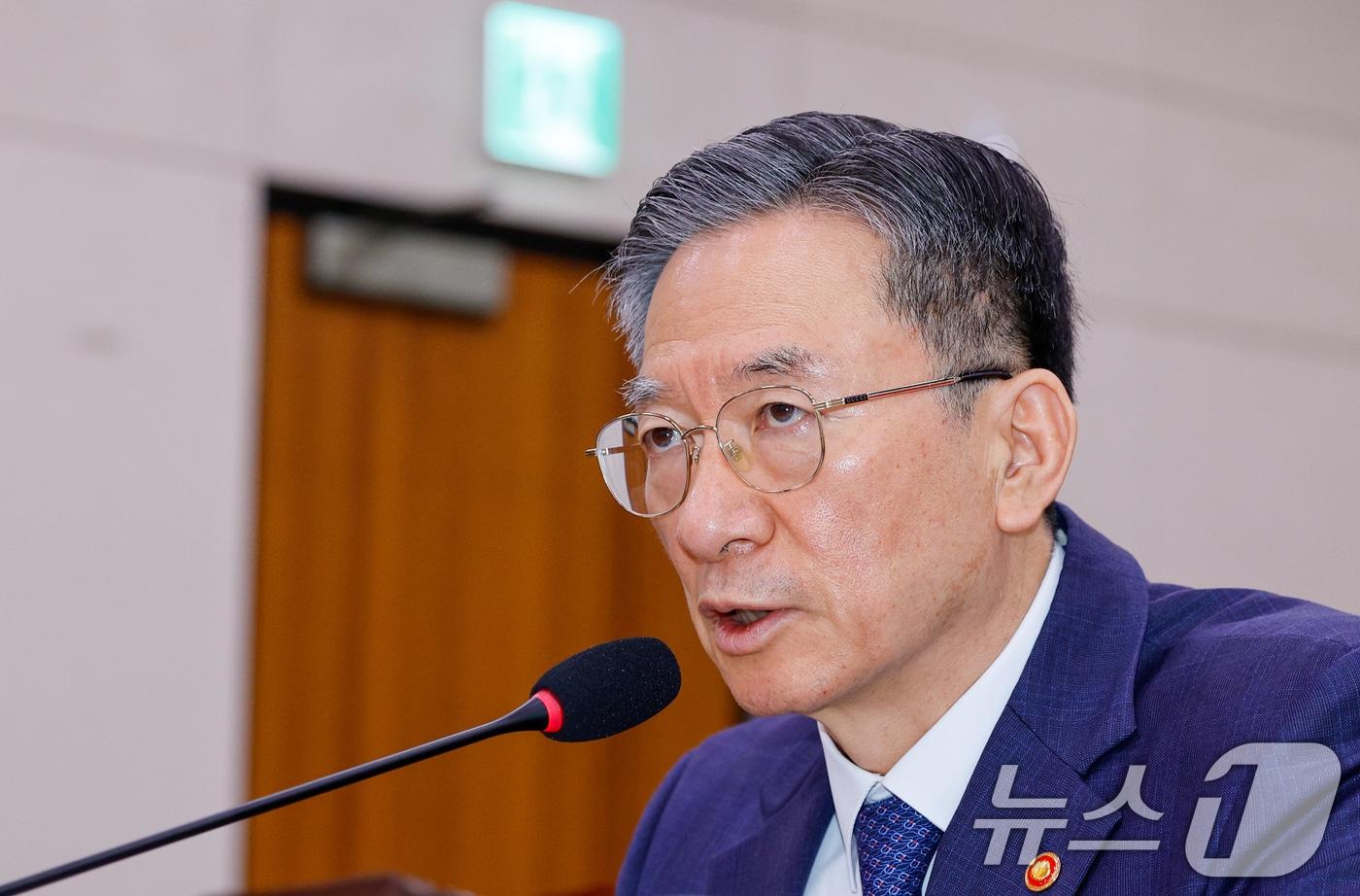 본문 이미지 - 정성호 법무부 장관이 6일 오전 서울 여의도 국회에서 열린 법제사법위원회 제435회 국회(임시회) 제1차 전체회의에 출석해 박지원 의원 질의에 답하고 있다. 2026.5.6 ⓒ 뉴스1 안은나 기자