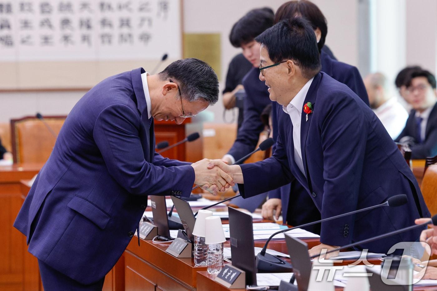 본문 이미지 - 정성호 법무부 장관(왼쪽)이 지난 5월 6일 오전 서울 여의도 국회에서 열린 법제사법위원회 제435회 국회(임시회) 제1차 전체회의에 출석해 박지원 더불어민주당 의원과 악수하고 있다. 2026.5.6 ⓒ 뉴스1 안은나 기자