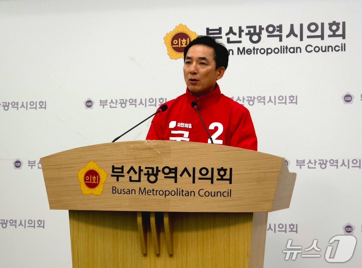 본문 이미지 - 박민식 전 의원이 6일 부산시의회에서 기자회견을 열고 북구갑 보궐선거 공식 출마를 선언하고 있다.2026.5.6 ⓒ 뉴스1 이주현 기자