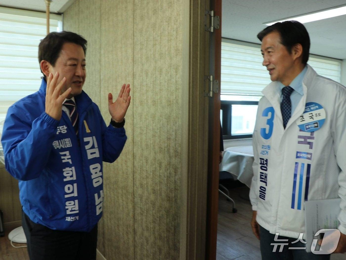 본문 이미지 - 경기 평택을 국회의원 재선거에서 맞붙게 돼 신경전을 이어가고 있는 조국 조국혁신당 대표(오른쪽)와 더불어민주당 소속 김용남 전 의원이 6일 조우했다. (조국 대표 SNS. 재판매 및 DB금지) 2026.05.06 ⓒ 뉴스1
