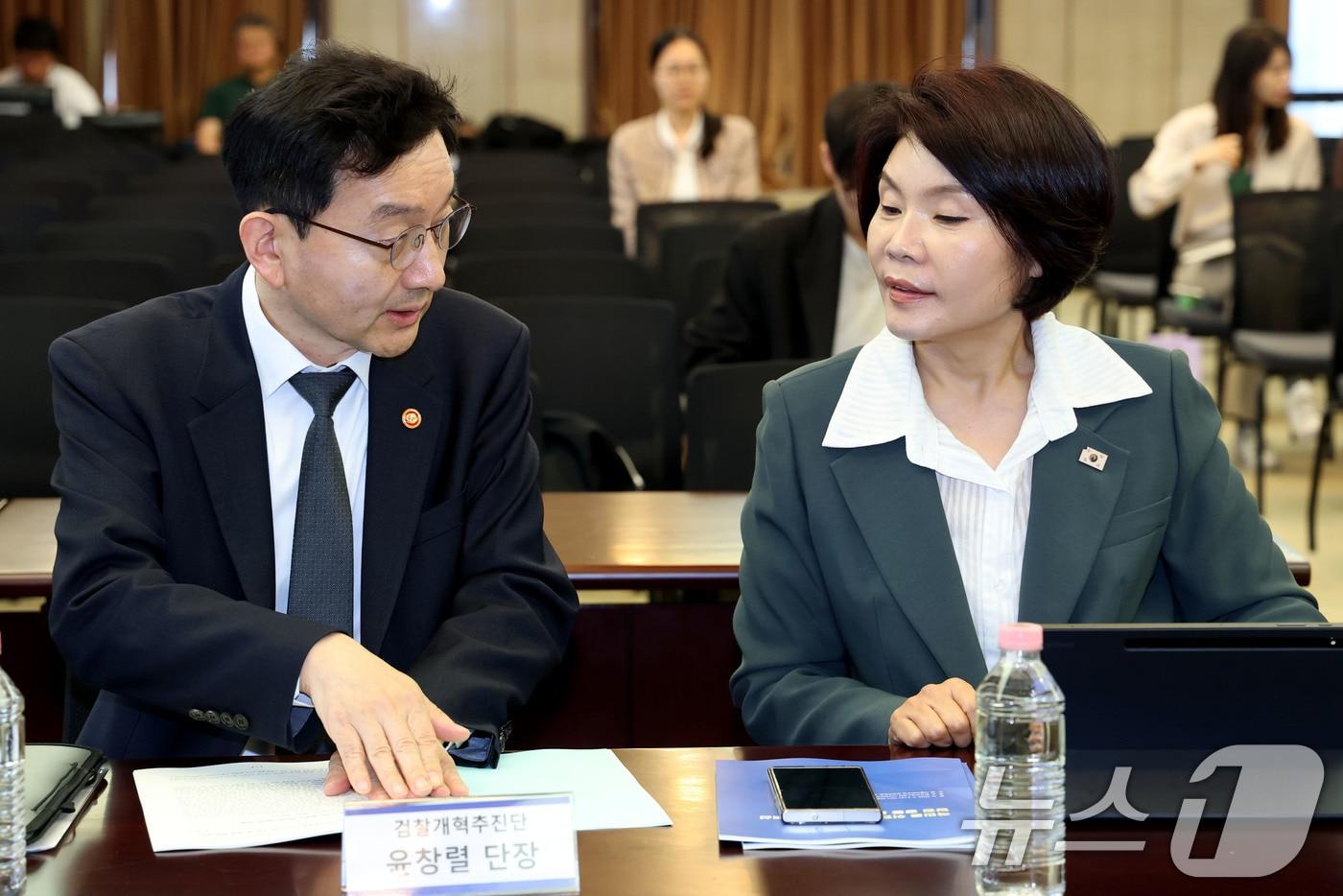 본문 이미지 - 윤창열 검찰개혁추진단장(왼쪽)과 한정애 더불어민주당 정책위의장이 6일 오전 서울 중구 한국프레스센터에서 열린 국민을 위한 형사사법 체계 개선 당정 공동 토론회에서 대화히고 있다. 2026.5.6 ⓒ 뉴스1 이광호 기자