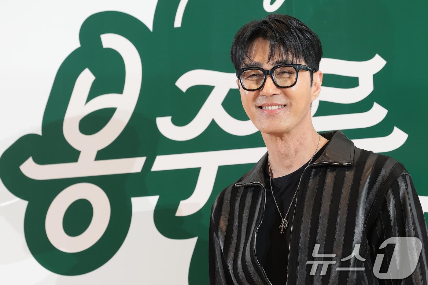 본문 이미지 - 배우 차승원이 6일 서울 중구 커뮤니티하우스 마실에서 열린 ’봉주르빵집‘ 제작발표회에서 포즈를 취하고 있다. ‘봉주르빵집'은 조용한 시골 마을에 문을 연 국내 최초 '시니어 디저트 카페'를 배경으로 인생의 맛을 아는 어르신들과 행복의 맛을 아는 빵집 식구들이 달콤한 위로와 온기를 나누는 힐링 베이킹 예능이다. 2026.5.6 ⓒ 뉴스1 권현진 기자