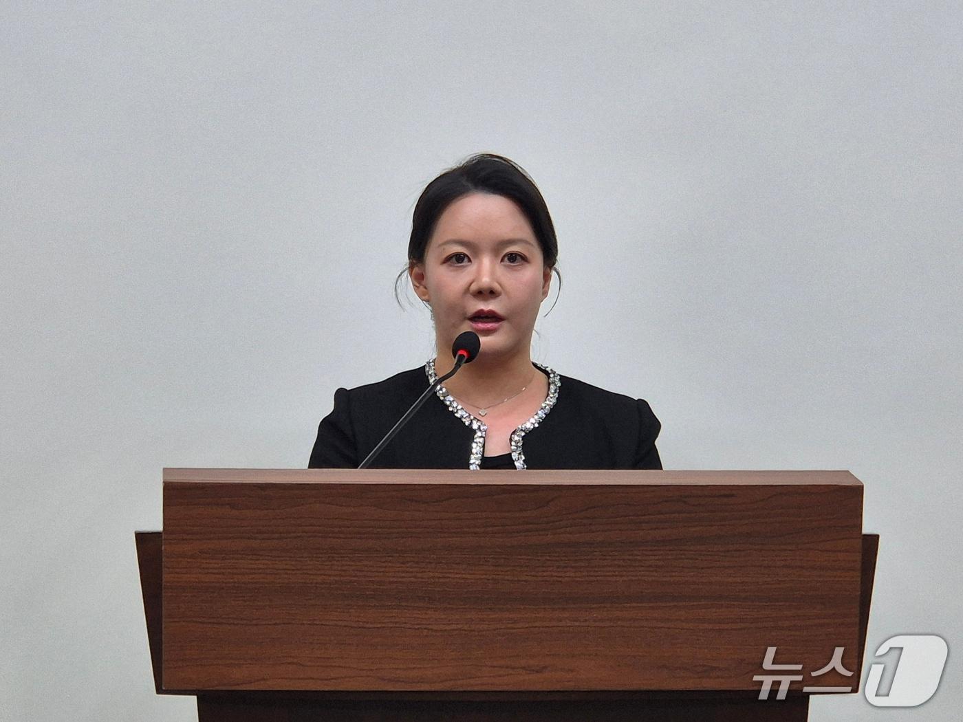 본문 이미지 - 안지윤 국민의힘 충북도당 수석대변인이 6일 도청 브리핑룸서 기자회견을 열어 "신용한 더불어민주당 충북지사 후보는 차명폰 사용 선거운동과 수행원 급여 대납 의혹을 명백하게 밝혀야 한다"고 밝히고 있다.  2026.5.6/뉴스1