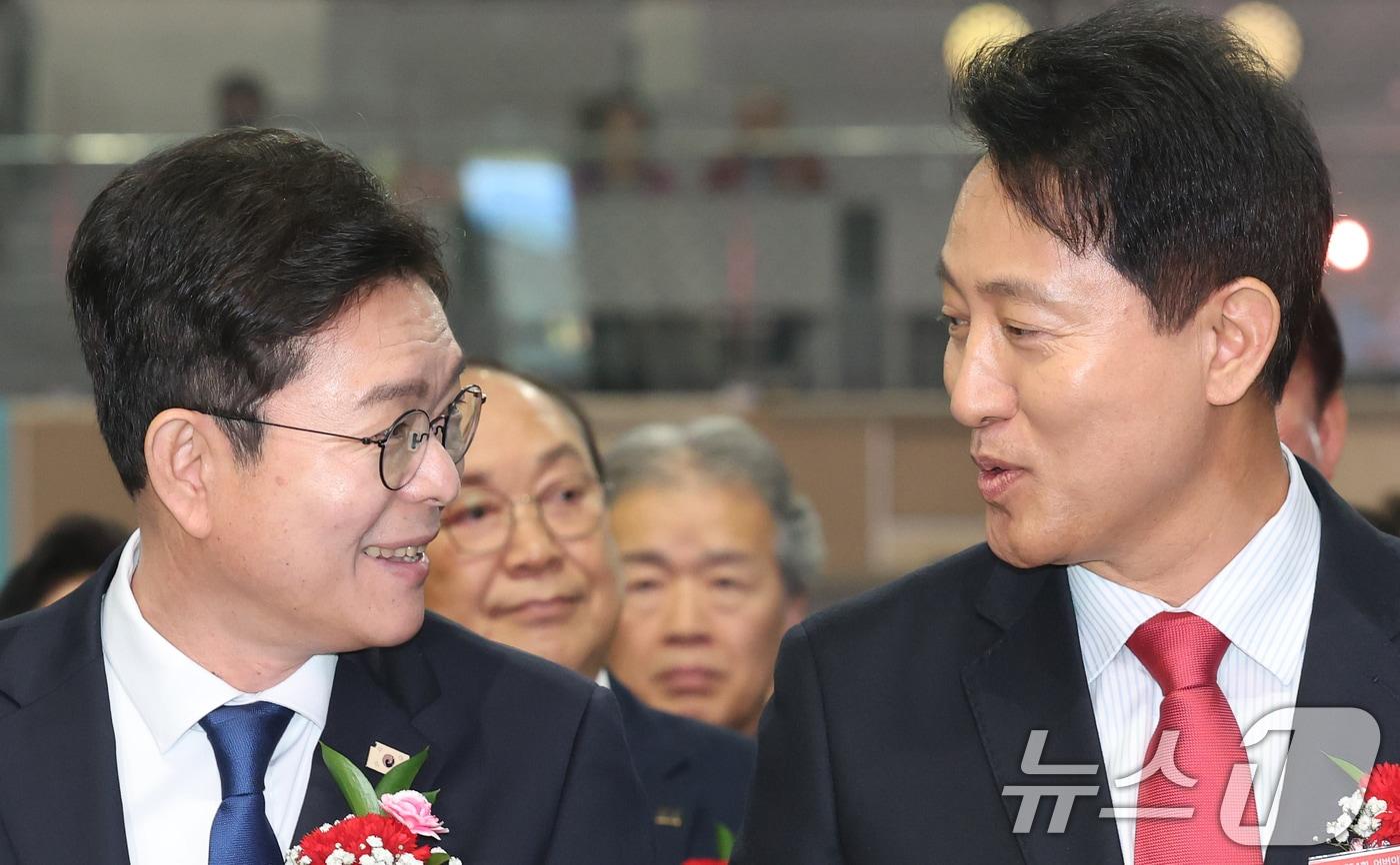 본문 이미지 - 정원오 더불어민주당 서울시장 후보와 오세훈 국민의힘 서울시장 후보가 6일 서울 중구 장충체육관에서 열린 대한노인회 서울시연합회 제54회 어버이날 기념행사에서 대화를 나누고 있다. 2026.5.6 ⓒ 뉴스1 오대일 기자