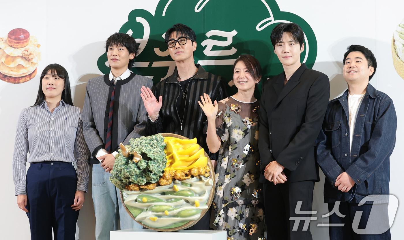 본문 이미지 - 김란주 작가(왼쪽부터)와 이기택, 차승원, 김희애, 김선호, 박근형 PD가 6일 서울 중구 커뮤니티하우스 마실에서 열린 ’봉주르빵집‘ 제작발표회에서 포즈를 취하고 있다. ‘봉주르빵집'은 조용한 시골 마을에 문을 연 국내 최초 '시니어 디저트 카페'를 배경으로 인생의 맛을 아는 어르신들과 행복의 맛을 아는 빵집 식구들이 달콤한 위로와 온기를 나누는 힐링 베이킹 예능이다. 2026.5.6 ⓒ 뉴스1 권현진 기자