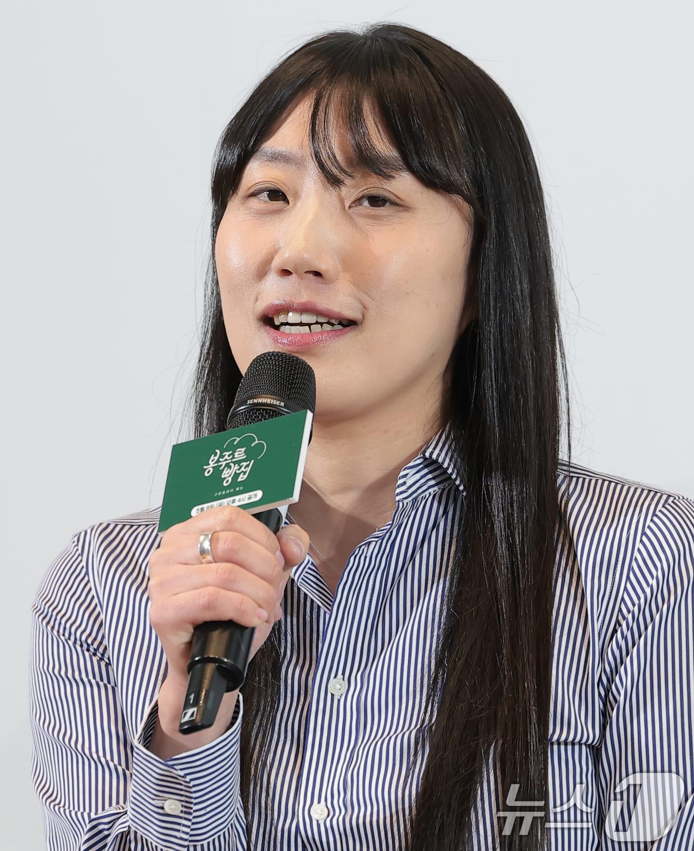 본문 이미지 - 김란주 작가가 6일 서울 중구 커뮤니티하우스 마실에서 열린 ’봉주르빵집‘ 제작발표회에서 인사말을 하고 있다. ‘봉주르빵집'은 조용한 시골 마을에 문을 연 국내 최초 '시니어 디저트 카페'를 배경으로 인생의 맛을 아는 어르신들과 행복의 맛을 아는 빵집 식구들이 달콤한 위로와 온기를 나누는 힐링 베이킹 예능이다. 2026.5.6 ⓒ 뉴스1 권현진 기자