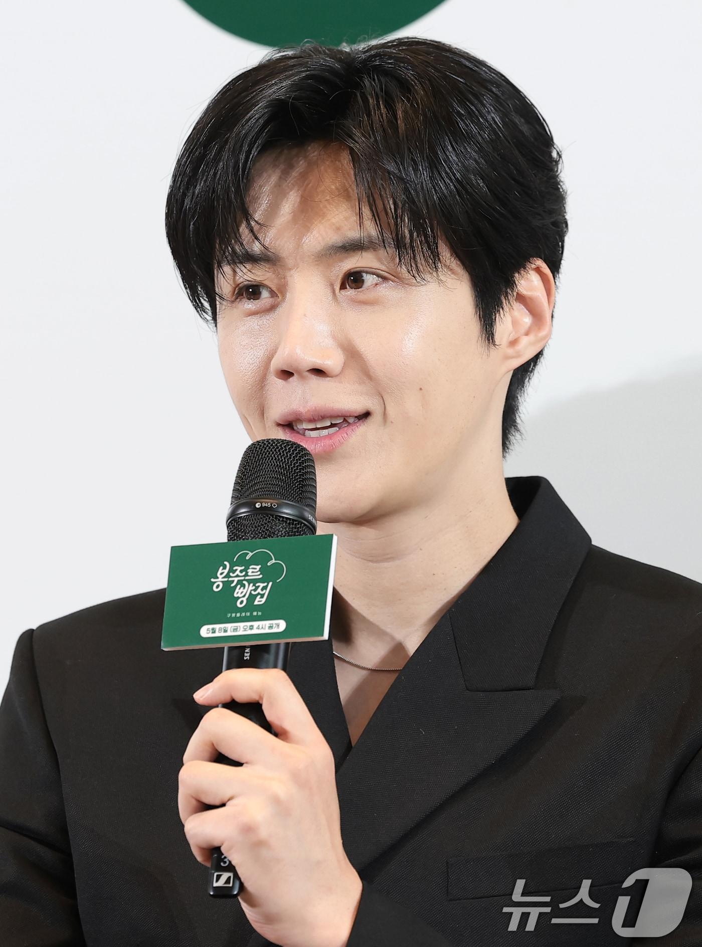 본문 이미지 - 배우 김선호가 6일 서울 중구 커뮤니티하우스 마실에서 열린 ’봉주르빵집‘ 제작발표회에서 인사말을 하고 있다. ‘봉주르빵집'은 조용한 시골 마을에 문을 연 국내 최초 '시니어 디저트 카페'를 배경으로 인생의 맛을 아는 어르신들과 행복의 맛을 아는 빵집 식구들이 달콤한 위로와 온기를 나누는 힐링 베이킹 예능이다. 2026.5.6 ⓒ 뉴스1 권현진 기자