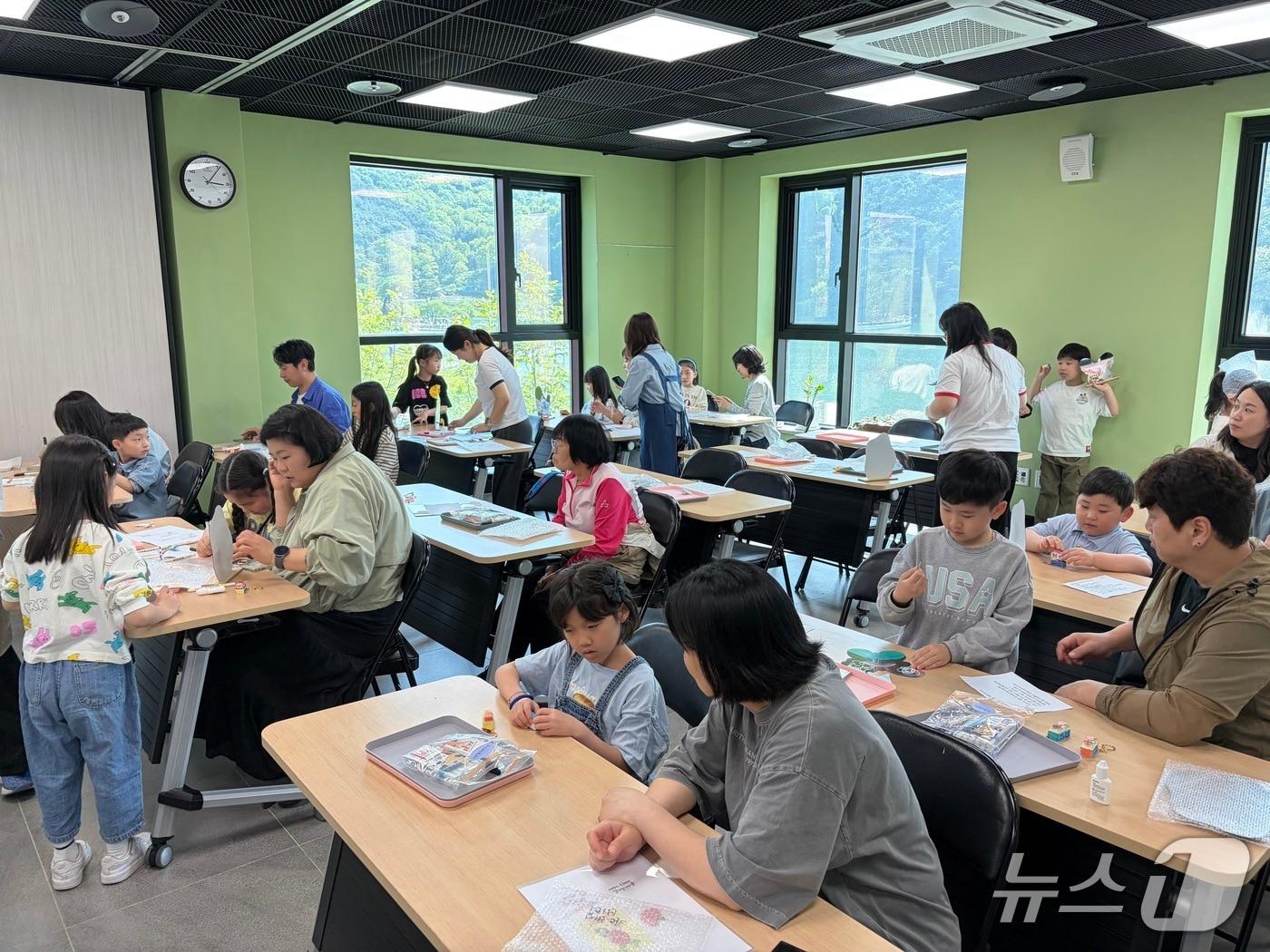 본문 이미지 - 대구 달성군 옥연지 송해공원 내 선비체험관에서 원데이 클래스를 하고 있는 시민들.(대구 달성군 제공. 재판매 및 DB금지)